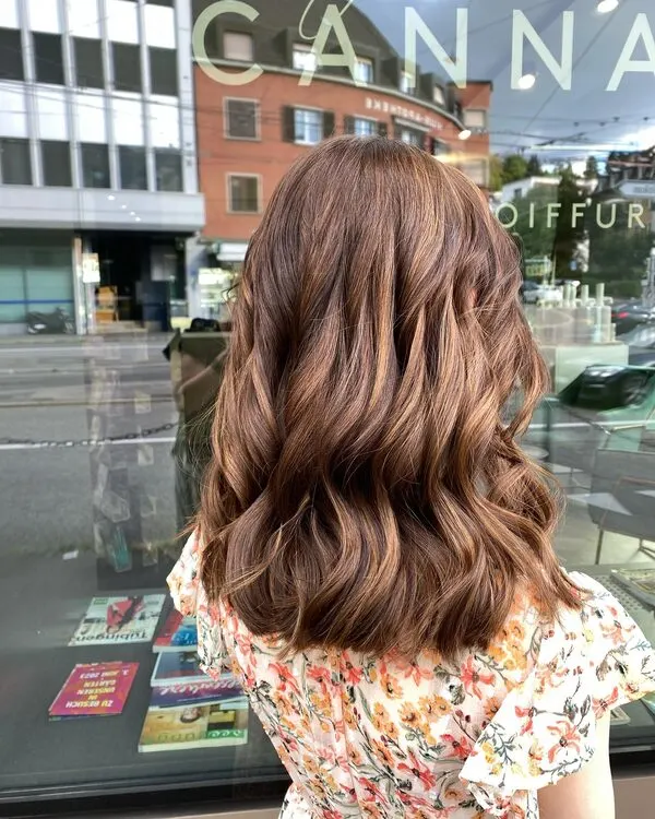 Braunes Haar mit warmem Balayage und Wellen, Salon Klusplatz