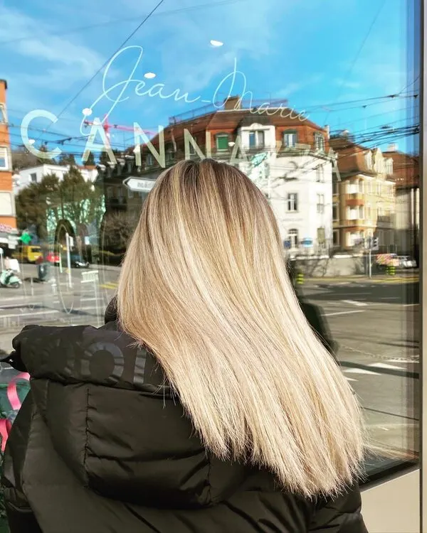 Helles Balayage in Silberblond mit dunklerem Ansatz, Salon Klusplatz