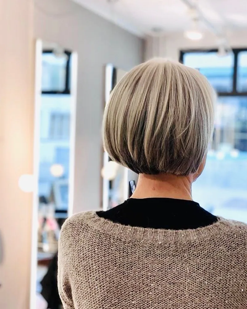Rückansicht eines kurzen Bobs in natürlichem Grau, Salon St. Gallen