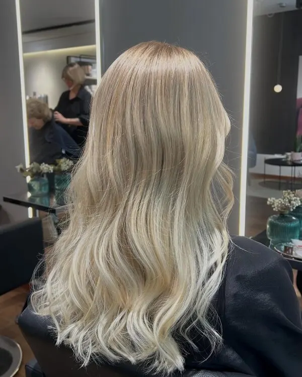 Instagram-Beitrag aus dem Salon St. Gallen: Balayage · Babylights · Yara