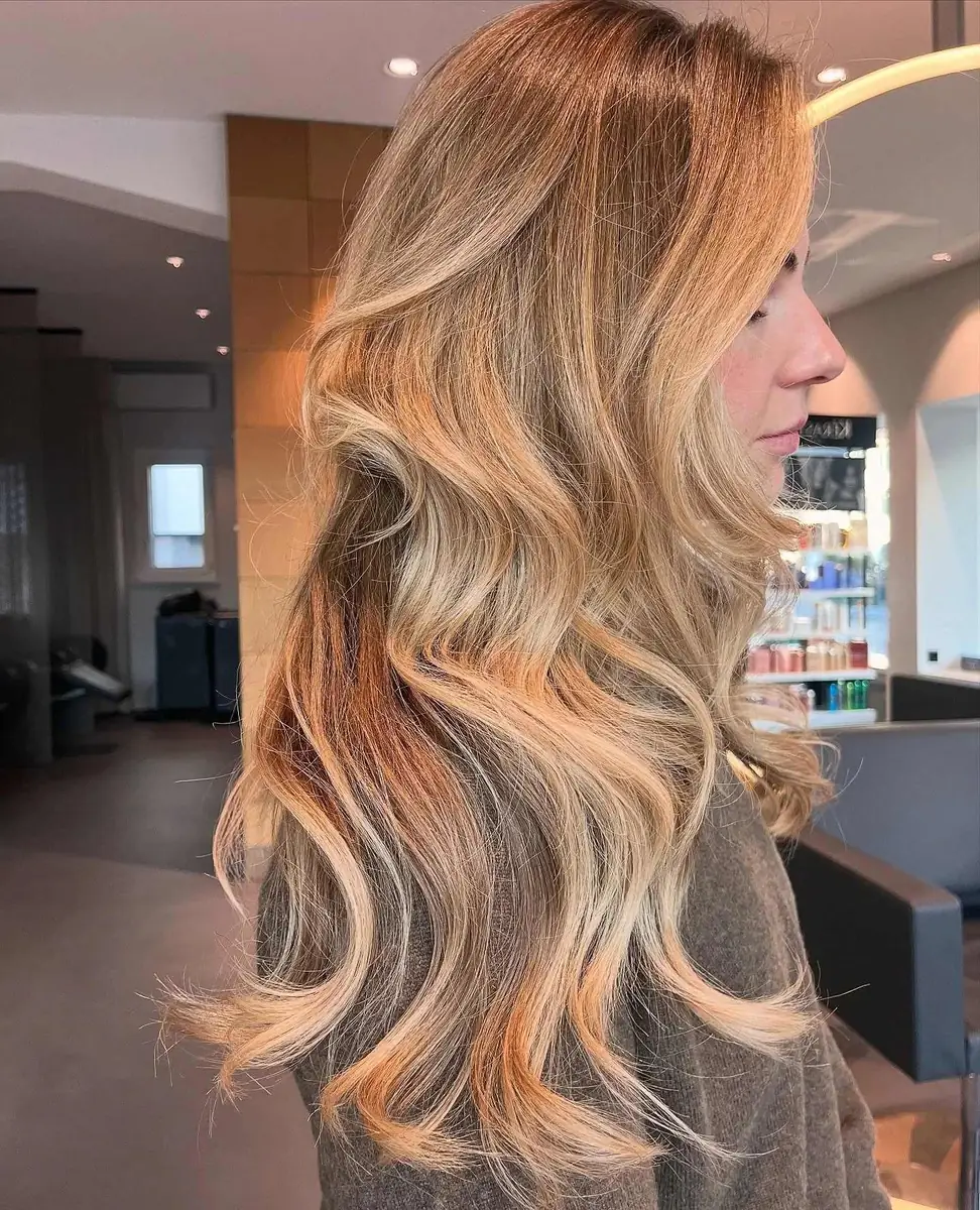 Goldenes Balayage auf langem Haar