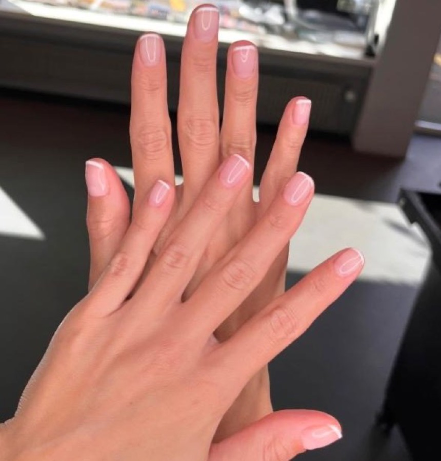Zarte French-Manicure mit Glanzakzenten