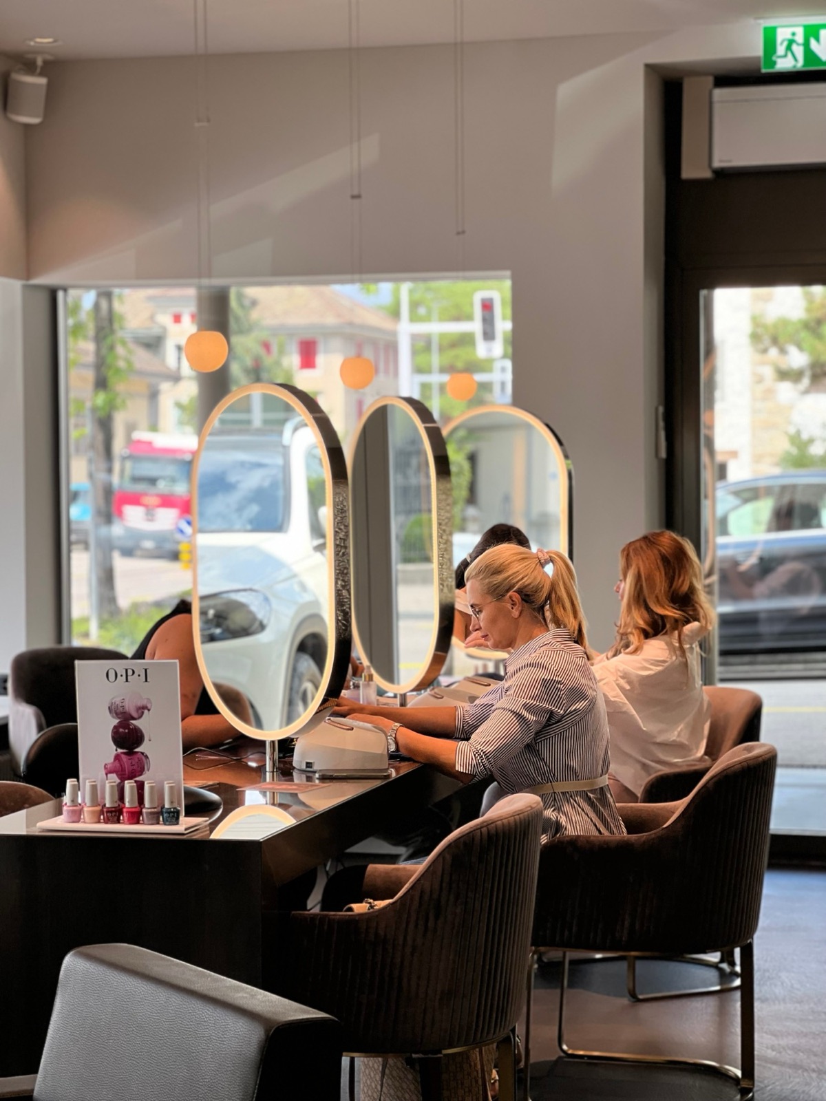 Nail-Bar mit beleuchteten Spiegeln im Salon Küsnacht