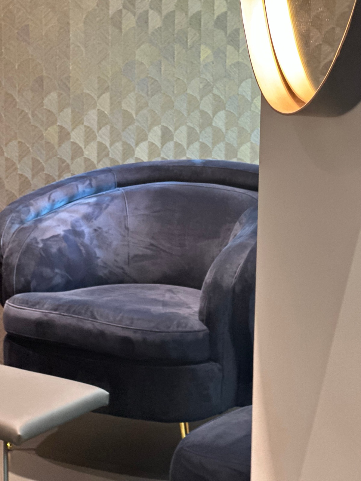Samtsessel in der Pedicure-Lounge