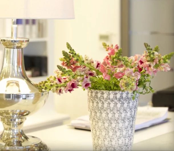 Blumen und Tischdekoration im Salon