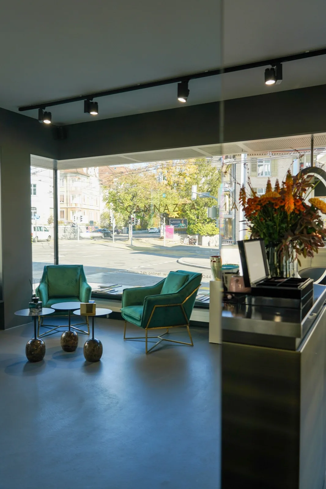 Salon Klusplatz mit grünen Sesseln