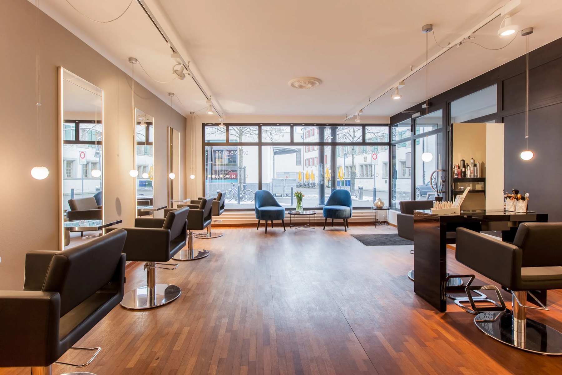Salon St. Gallen mit Parkett und Fensterfront
