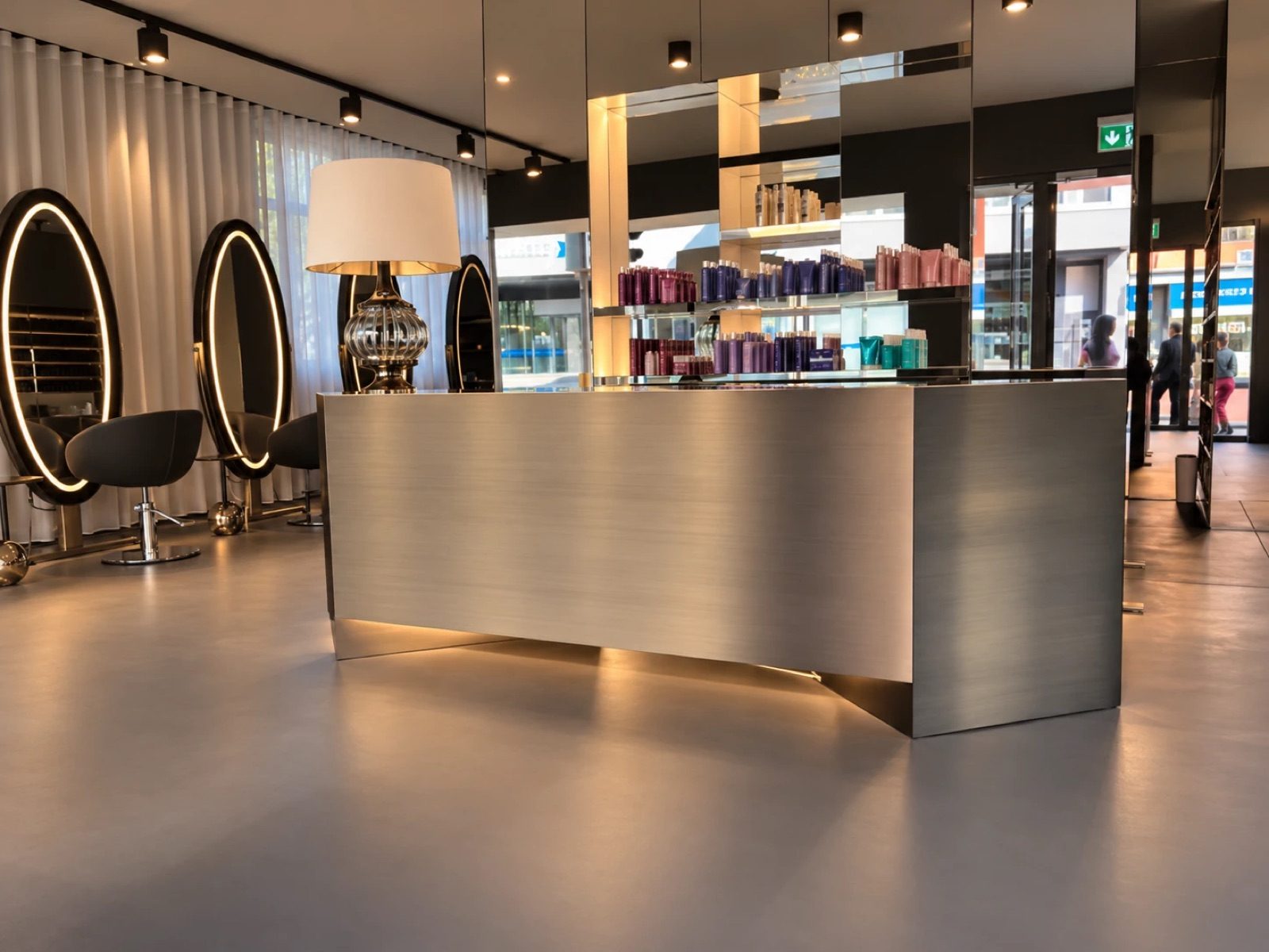 Empfang des Salons Zürich-Klusplatz mit beleuchteten Spiegeln