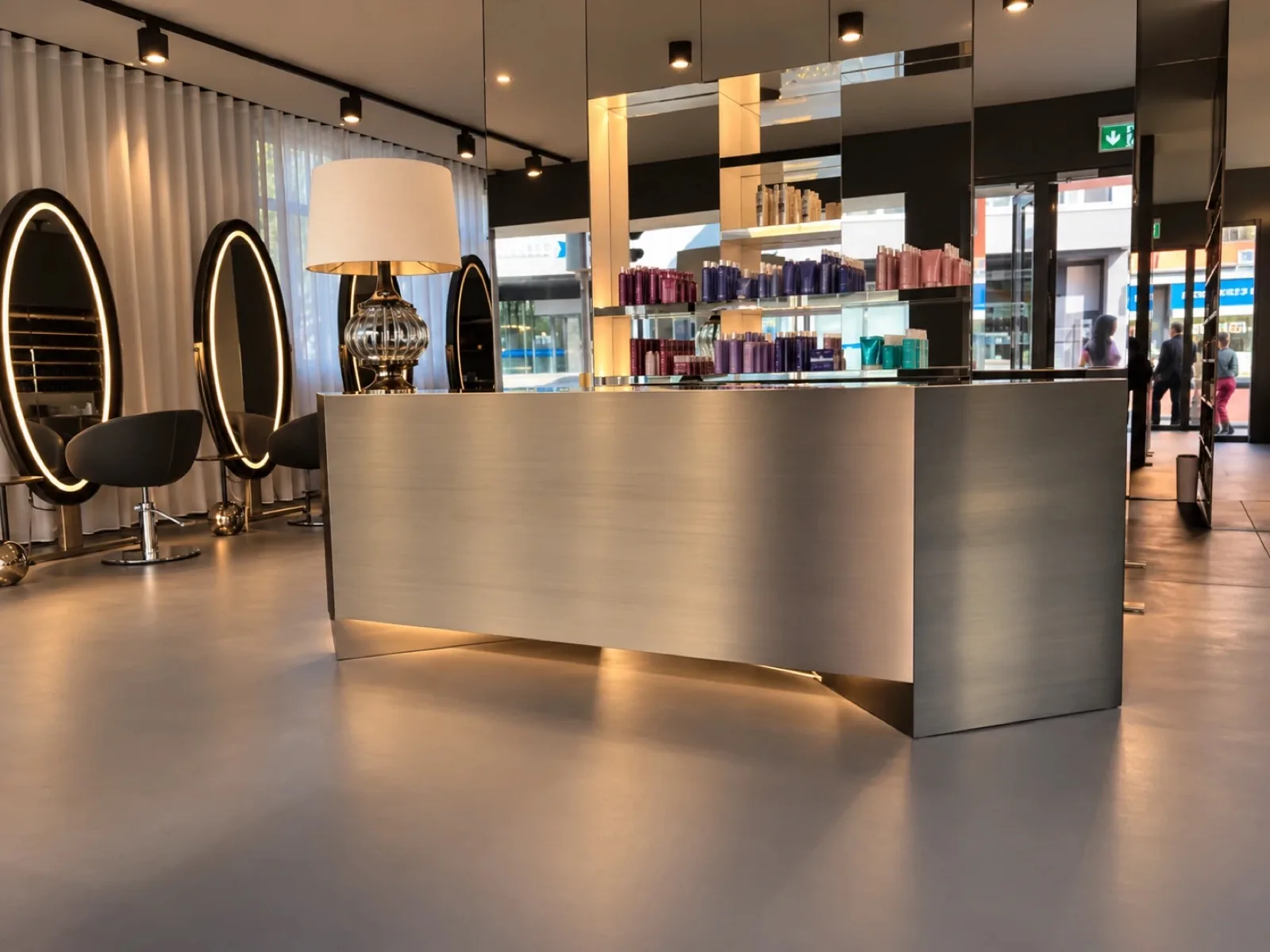 Empfang des Salons Zürich-Klusplatz mit beleuchteten Spiegeln