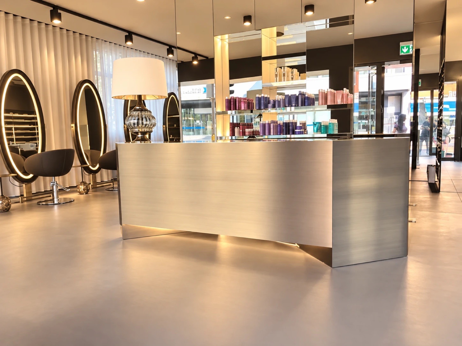 Empfang des Salons Zürich-Klusplatz mit beleuchteten Spiegeln