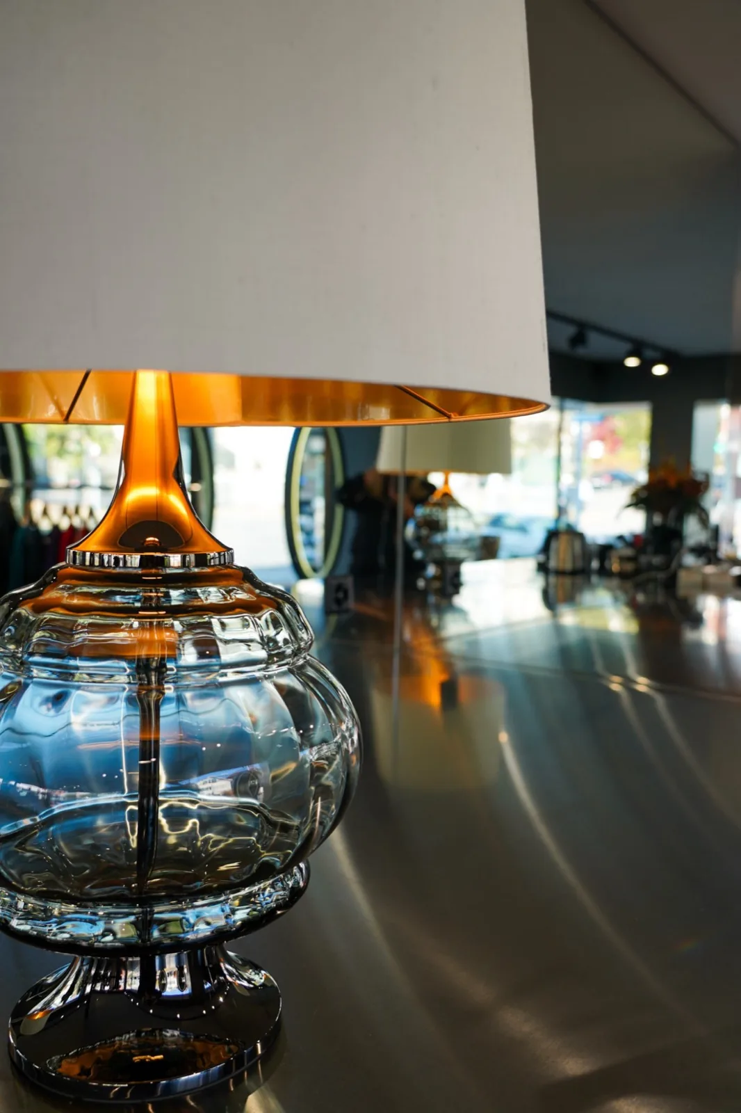 Glaslampe im Salon Klusplatz