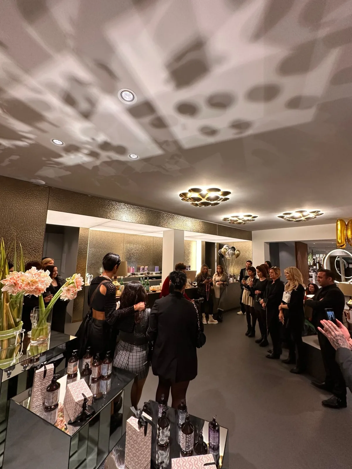 Gäste und Team im Salon